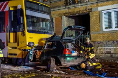 Stuttgart Sued: PKW kollidiert mit Stadtbahn - Fahrerin schwer verletzt